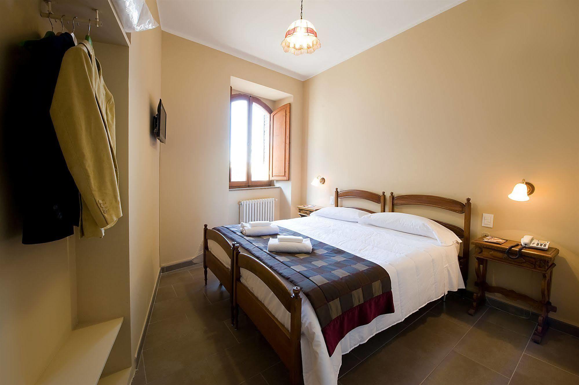 Hotel Properzio Асизи Екстериор снимка