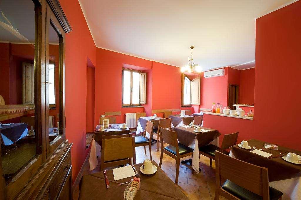 Hotel Properzio Асизи Ресторант снимка